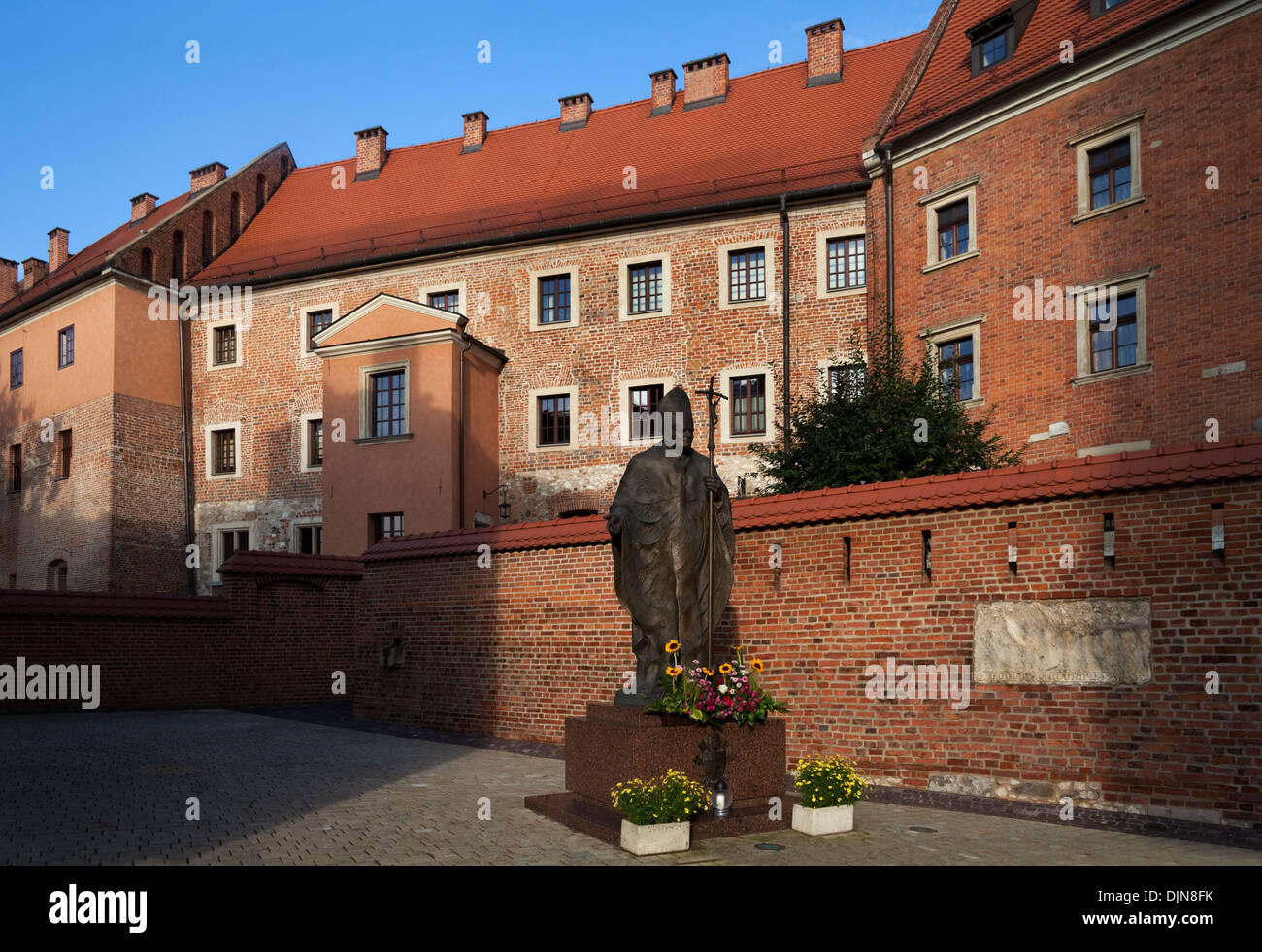 Skulptur von Papst Johannes Paul II (Vater Karol Wojtyla), auf dem Gelände des das Königsschloss auf dem Wawel-Hügel, Krakau, Polen Stockfoto