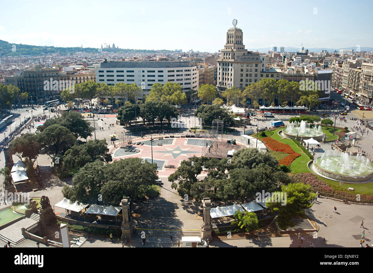 Anstrengenden Tag am Zentralplatz in Barcelona, Massen von Touristen in der Mittagspause Stockfoto