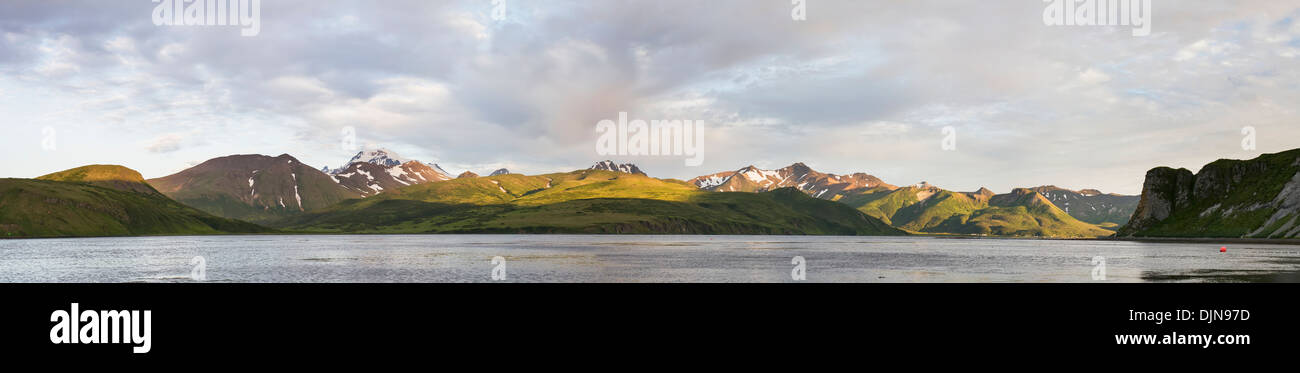 Panorama, einschließlich die Stadt von False Pass auf Unimak Island, das erste der Aleuten-Insel-Kette, Südwest-Alaska, Sommer. Stockfoto