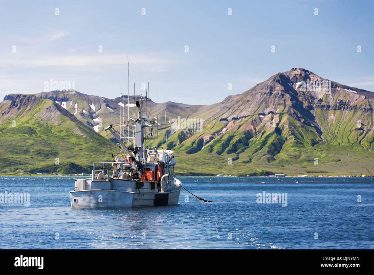 Die F/V Glück Taube auf Anker In False Pass in der Nähe der Laukitis Familie Fishcamp auf der Alaska-Halbinsel Stockfoto