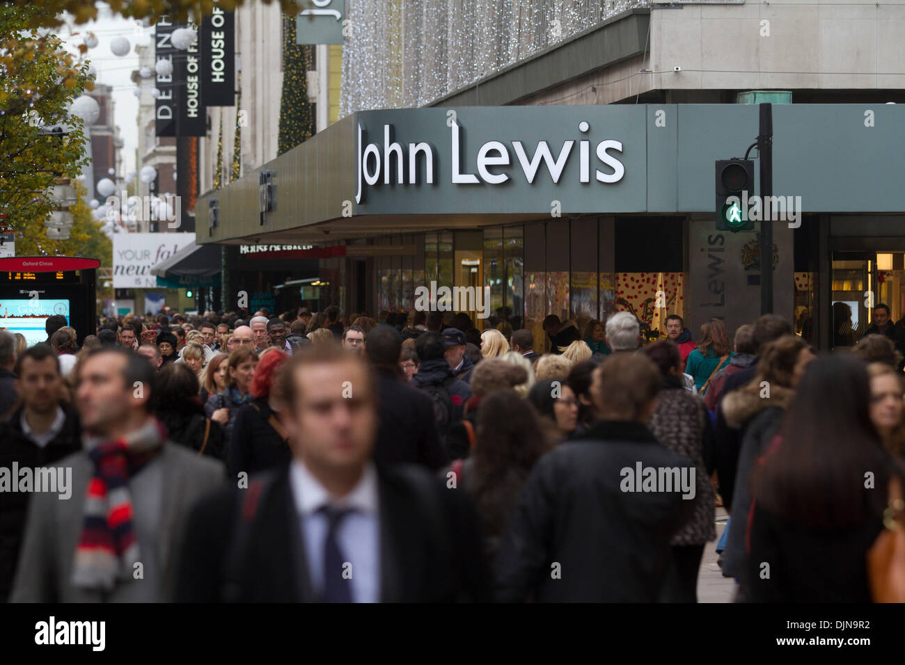 Oxford Street London, UK. 29. November 2013. John Lewis Department Store zusammen mit anderen Namen wie ASDA schwarzer Freitag für die erste Zeit rechnen um Kunden in ein US-Stil einkaufen locken ins Leben gerufen frenzy mit Schnäppchen und Preissenkungen von bis zu 70 Prozent Kredit: Amer Ghazzal/Alamy Live-Nachrichten Stockfoto