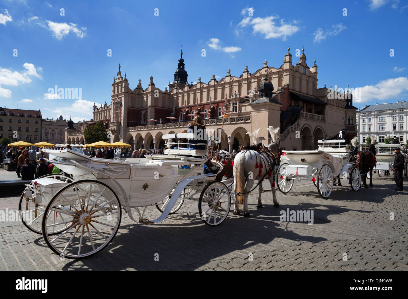 Pferde und fallen in der Nähe von Sukiennice, der Renaisssance Tuchhallen, Rynek Glowny Old Town, The Main Market Square, Krakau, Polen Stockfoto