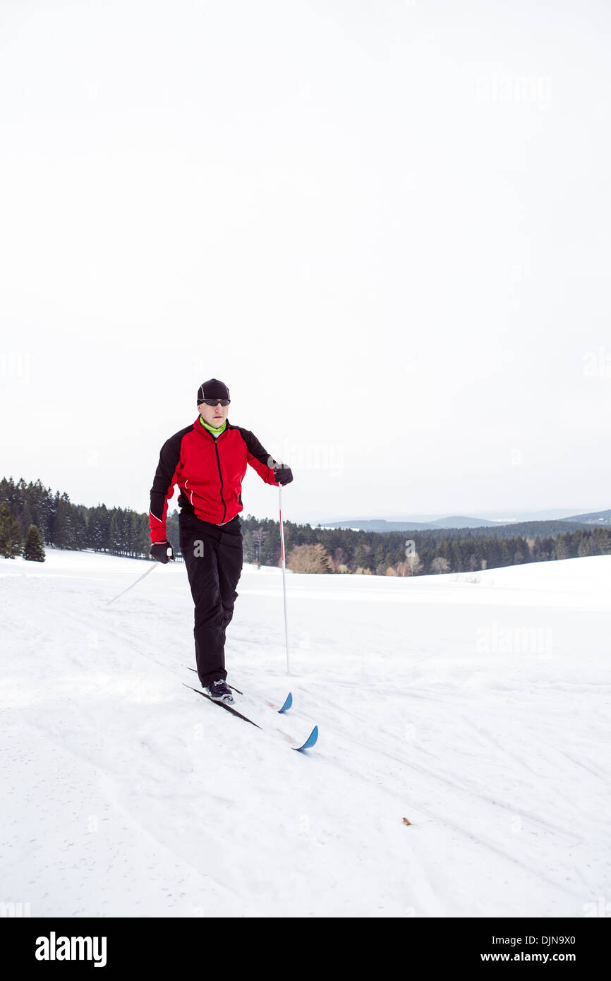 Ein Mann-Langlauf vor Winterlandschaft Stockfoto