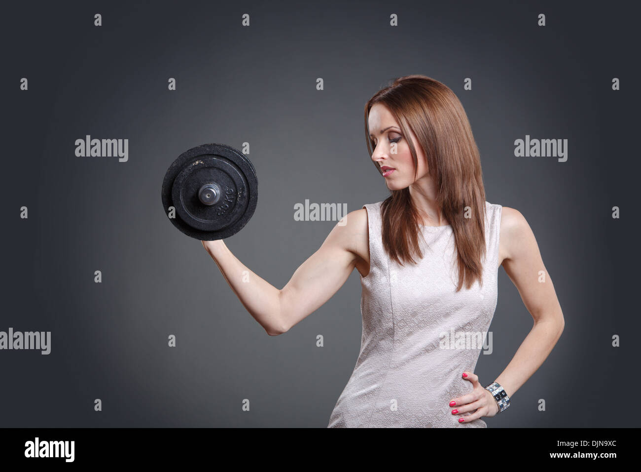 Studioportrait für eine weibliche Büroangestellte mit starken Bizeps Stockfoto