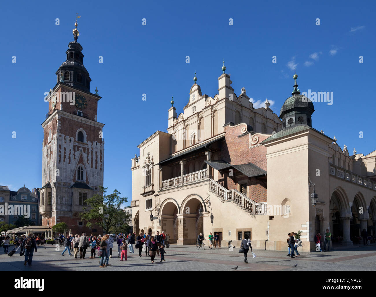 Sukiennice oder der Renaisssance Tuchhallen und Wieza Ratuszowa, Rathausturm, Markt-Platz, Altstadt, Krakau, Polen Stockfoto