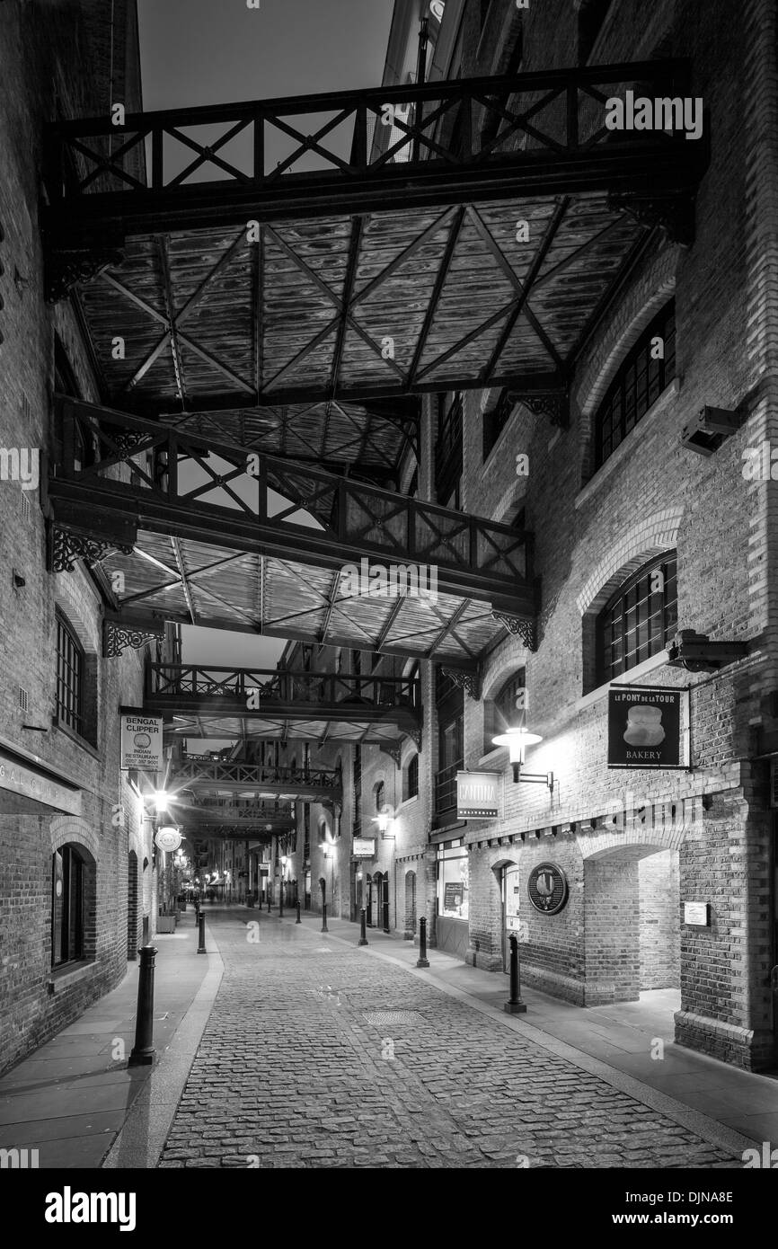 Shad Thames, Bermondsey, London in der Abenddämmerung: alten gepflasterten Straße von umgebauten Lagerhäusern einschließlich Butlers Wharf an der Themse Stockfoto