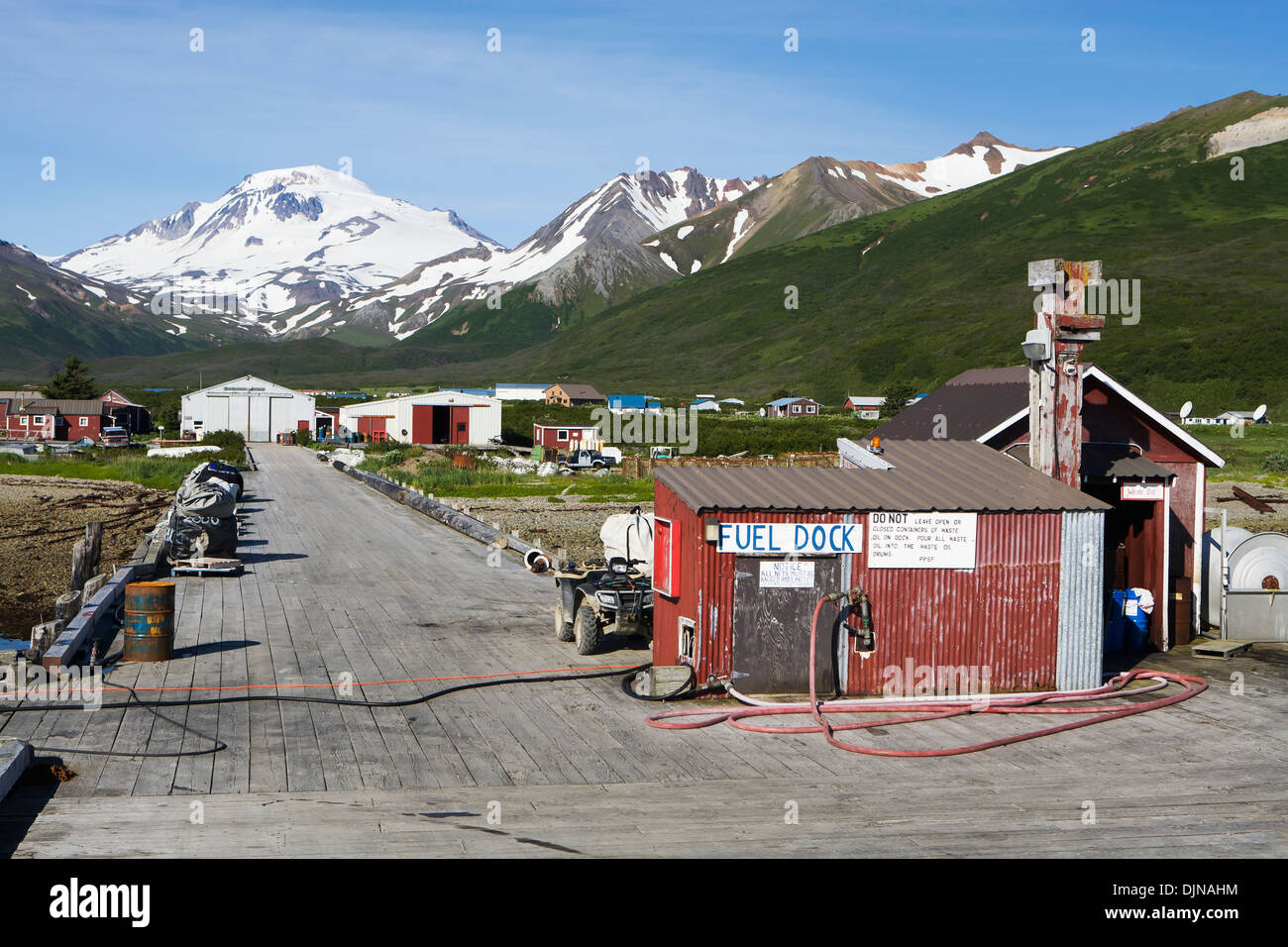 Die Stadt von False Pass auf Unimak Island, das erste der Aleuten-Insel-Kette, Südwest-Alaska, Sommer. Stockfoto