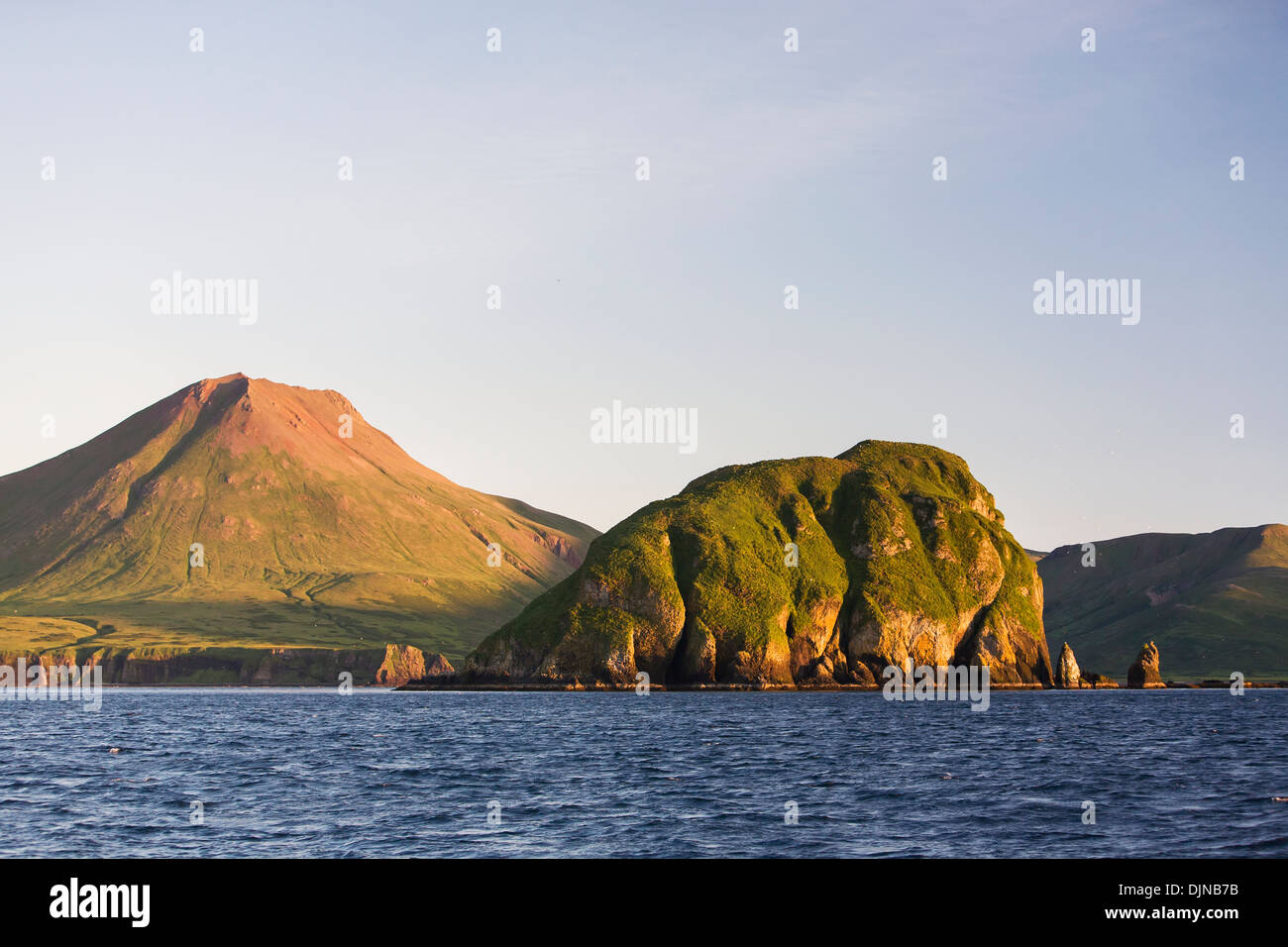 Sentinel Peak und Sankin Insel von Sankin Bucht, in der Nähe von falschen Pass und dem Beginn der Aleuten Kette von Inseln Stockfoto