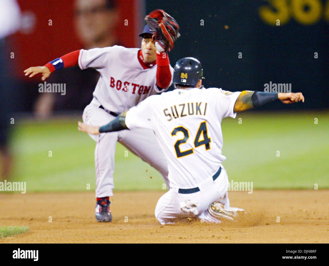 Boston Red Sox "Dustin Pedroia, links, steht kurz vor Tag, Oakland Athletics Kurt Suzuki nach er stehlen zweiten Base während der dritten Inning der Öffnung versuchte Tag Spiel auf Dienstag, 1. April 2008 McAfee Coliseum in Oakland, Kalifornien  (Ray Chavez/der Oakland Tribune) Stockfoto