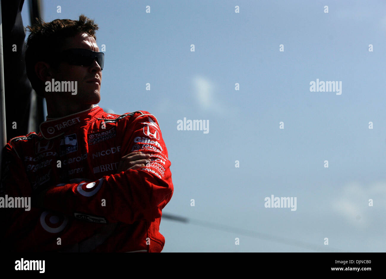 5. April 2008 - zusieht St. Petersburg, Florida, USA - IndyCar Treiber SCOTT DIXON, aus seinem Boxenbereich vor Beginn der Qualifikation bei den Honda-Grandprix von St. Petersburg. (Bild Kredit: Stockfoto