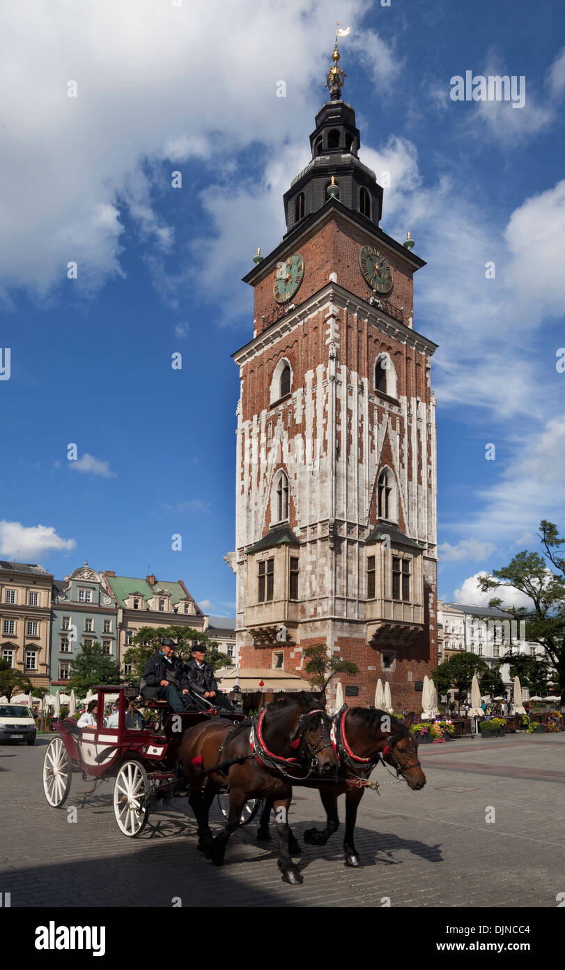 Pferd & Trap vorbei Wieza Ratuszowa, 13. Jahrhundert Rathaus turm, Rynek Glowny, Marktplatz, Altstadt, Krakau, Polen Stockfoto