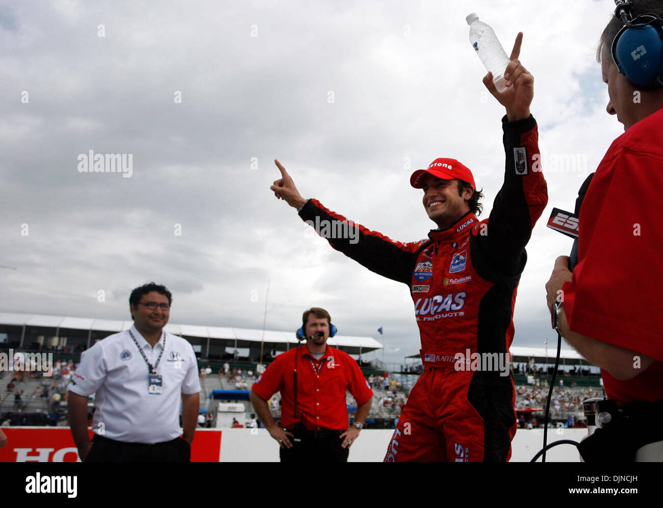 6. April 2008 feiert - St. Petersburg, Florida, USA - RICHARD ANTINUCCI, wie er aus seinem Auto steigt, nach dem Gewinn der Firestone Indy Lights Rennen beim Grand Prix von St. Petersburg. (Bild Kredit: Stockfoto