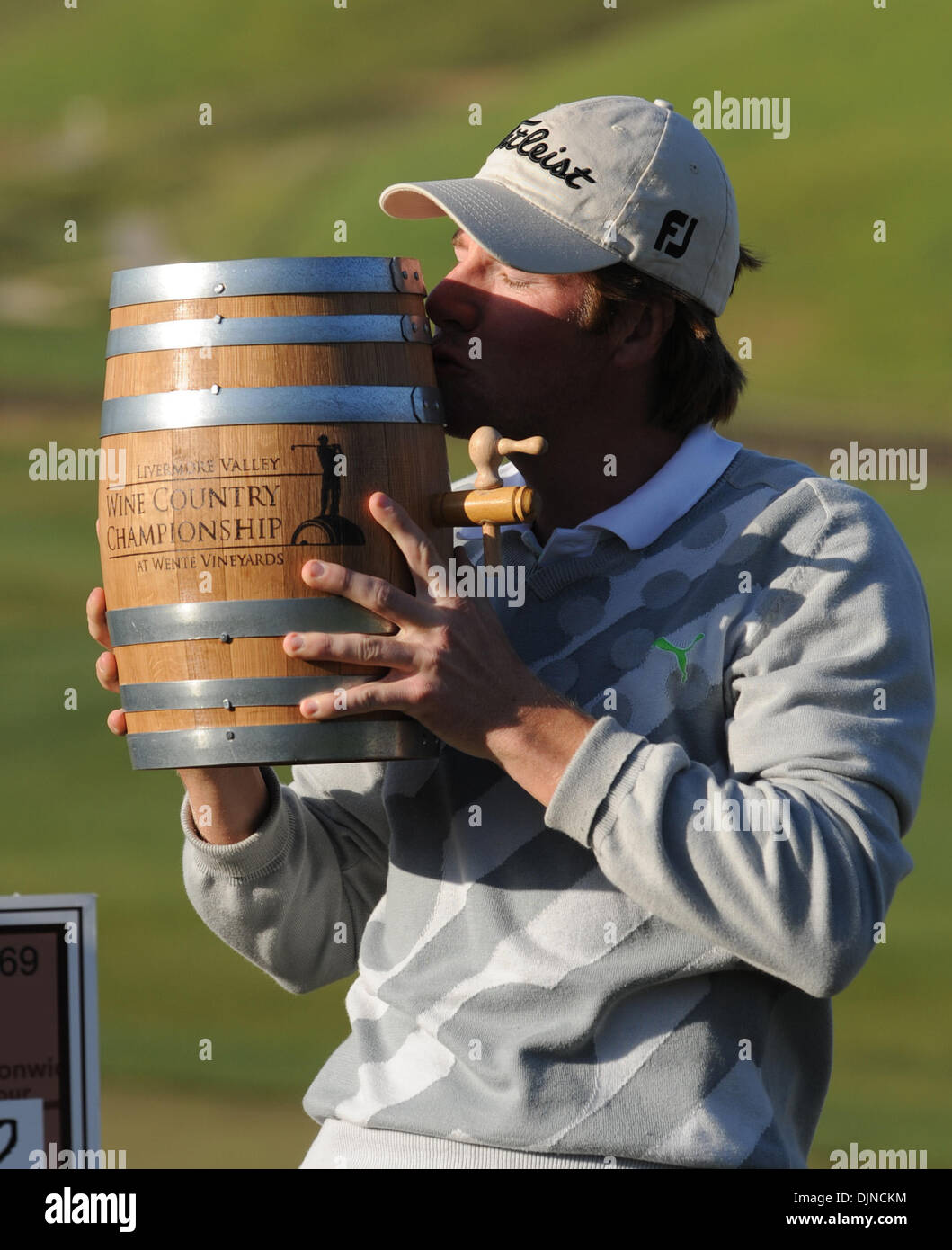 Aron Price, Küsse von Sydney, Australien, die Trophäe nach dem siegreichen Nationwide Tour Livermore Tal Wein Country Meisterschaft Wente Vineyards auf Sonntag, 6. April 2008 in Livermore, Kalifornien Preis das Turnier gewann nach j.j. Killeen seinen Putt am 18. während eines zwei-Spiel Playoff verpasste. (Jose Carlos Fajardo/Contra Costa Times / ZUMA Press). Stockfoto