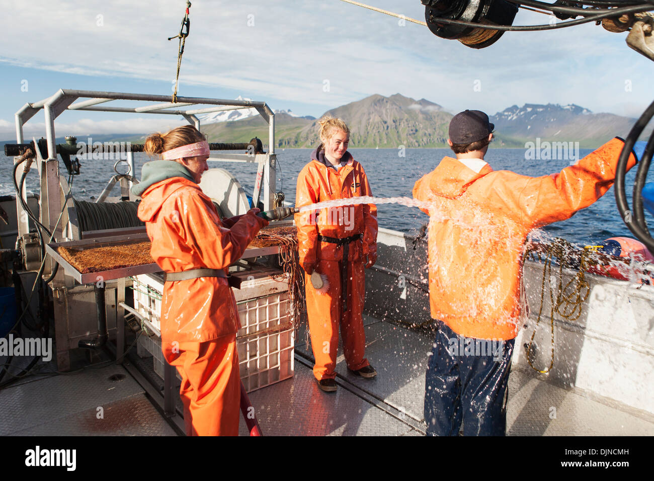 Aufräumarbeiten nach einem Tag voller kommerzieller Heilbutt Langleinenfischerei In Südwest-Alaska, Sommer. Stockfoto