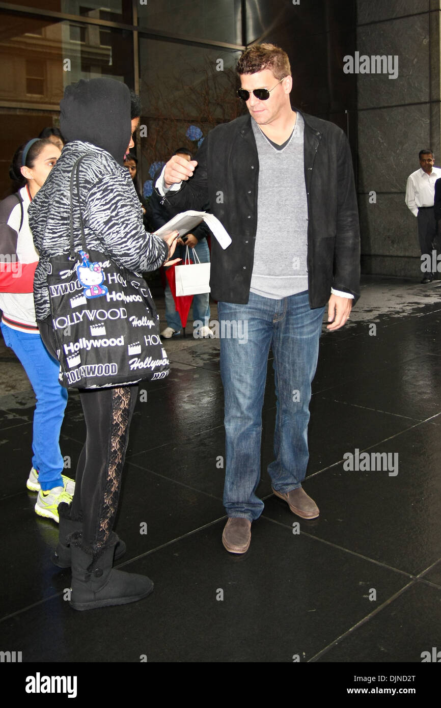 David Boreanaz gibt Autogramme für die Fans, als er Mandarin Oriental Hotel in Midtown Manhattan New York City USA - 15.05.12 geht Stockfoto