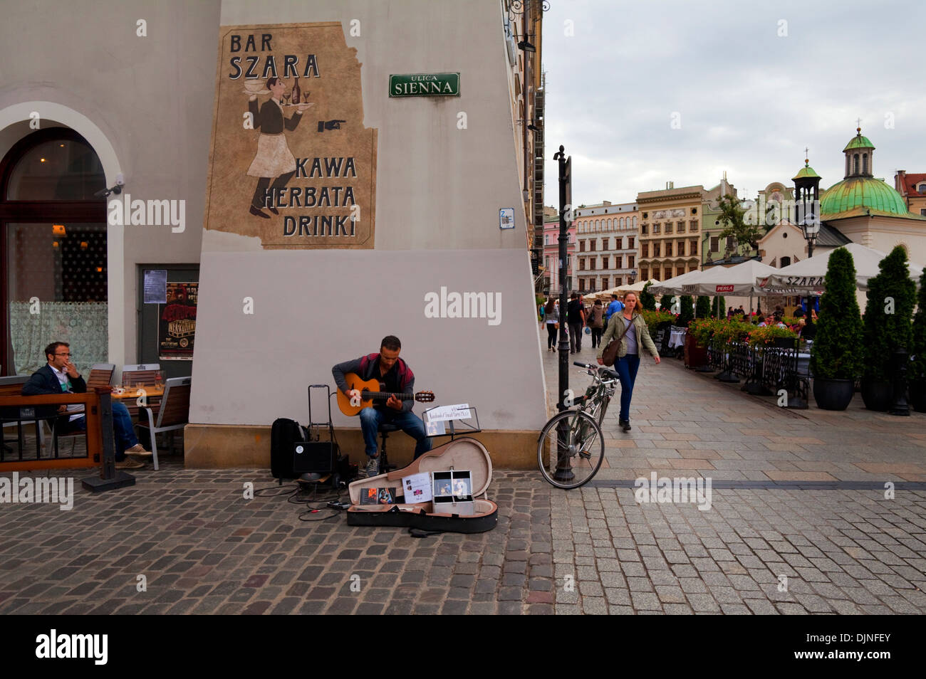 Straße Straßenmusikant Gitarre in Rynek Glowny The Main Market Square, Altstadt, Krakau, Polen Stockfoto