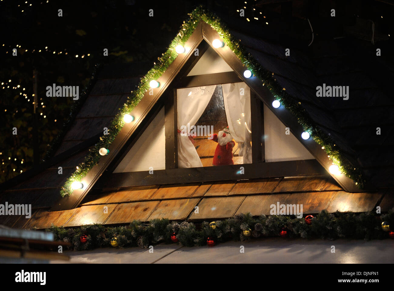 Eine Szene aus Manchester Christmas Markets 2013, Santa aus einem Chalet Fenster Stockfoto