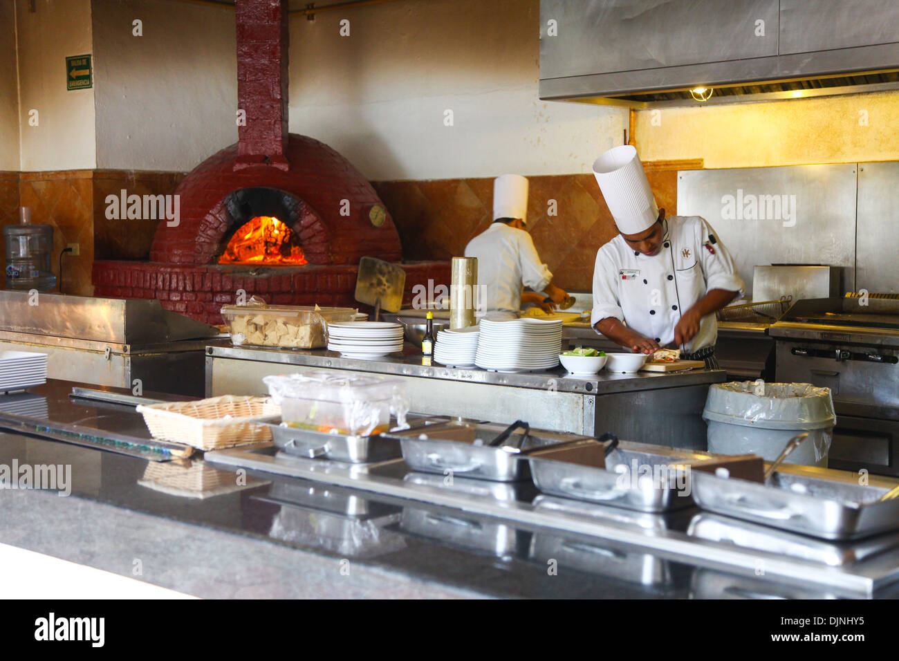 Zwei Köche und ein Pizza-Ofen auf 5-Sterne-Hotel Catalonia Royal Tulum an der Riviera Maya Cancun Quintana Roo Yucatan Halbinsel Mexiko Stockfoto