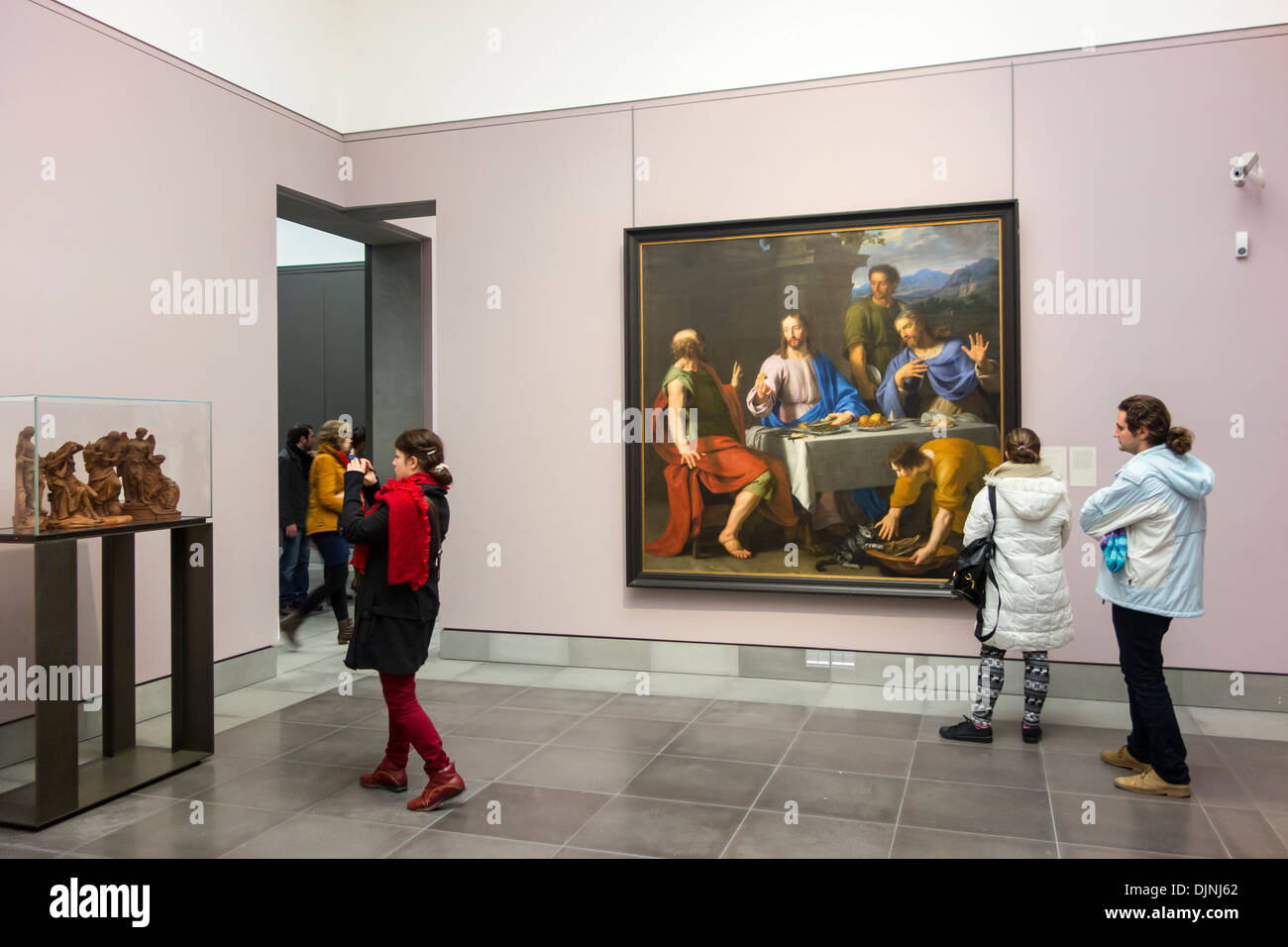 Besucher betrachten Alter Gemälde und Skulpturen im Museum of Fine Arts / Museum Voor Schone Kunsten / MSK, Gent, Belgien Stockfoto