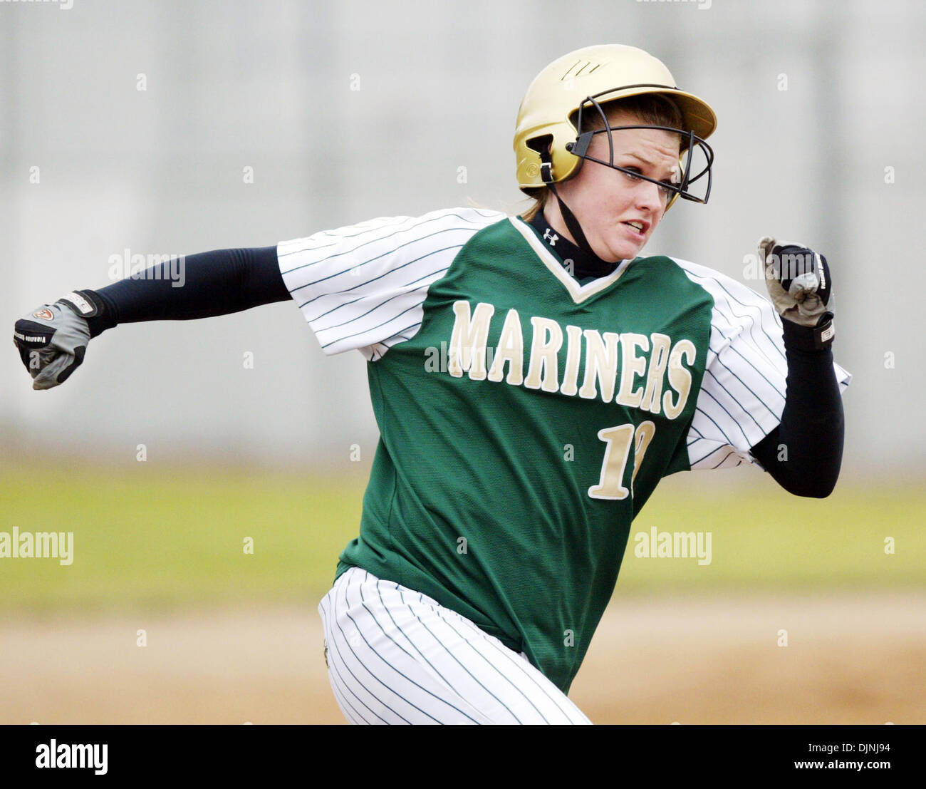 Moreau Catholics (13) Kayla Griffin runden zweites Standbein auf dem Weg zu einer in der Park-Homerun im zweiten Inning ihrer HAAL Spiel gegen Bischof O' Dowd High School Thrasher Park in San Leandro, Kalifornien Dienstag, 22. April 2008.  (Anda Chu/The Daily Review) Stockfoto