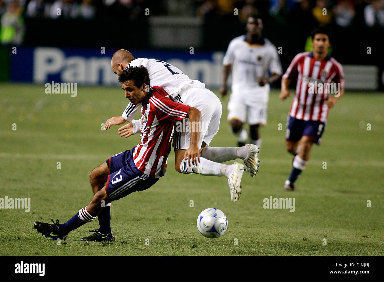 26. April 2008 - Carson, CA, USA DAVID BECKHAM von Los Angeles Galaxy Schlachten mit JONATHAN BORNSTEIN von Chivas USA im Superclassico Match der beiden Los Angeles MLS-teams im Home Depot Center. Die Galaxie besiegte Chivas USA 5-2. Obligatorische Credit: Foto von Jonathan Alcorn/ZUMA Press. © Copyright 2008 von Jonathan Alcorn Stockfoto