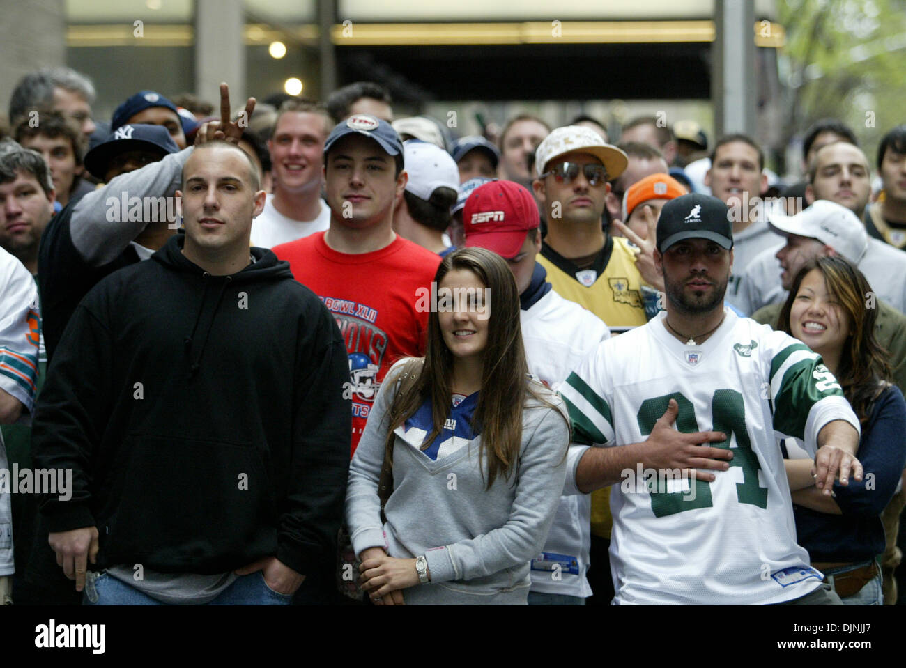 26. April 2008 - New York, New York, USA - lange Schlangen von Fans auf West 50th. St. in Manhattan betreten die Radio Music Hall für die NFL Draft. (Kredit-Bild: © Mariela Lombard/ZUMA Press) Einschränkungen: * New York City Zeitungen Rechte heraus * Stockfoto