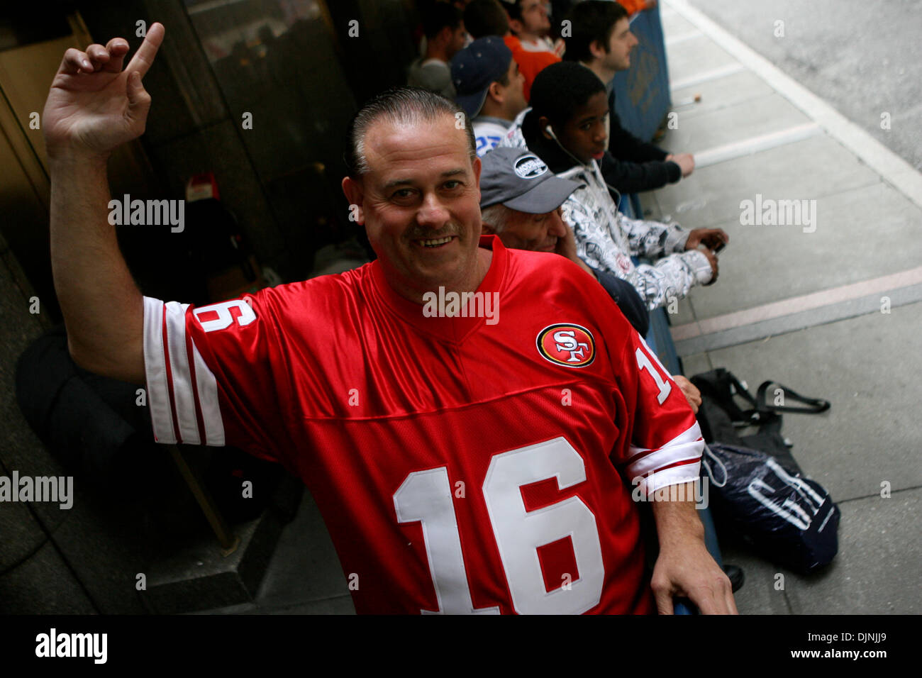 26. April 2008 - New York, New York, USA - BILLY WALSH ist der erste in einer langen Reihe von Fans auf West 50th. St. in Manhattan in der Radio Music Hall für die NFL Draft. (Kredit-Bild: © Mariela Lombard/ZUMA Press) Einschränkungen: * New York City Zeitungen Rechte heraus * Stockfoto