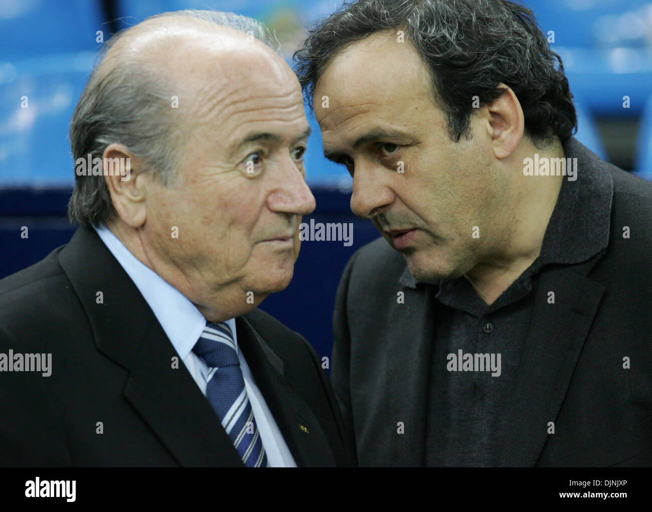 30. April 2008 wird - St. Petersburg, Russland - der 2008 UEFA Champions-League-Finale am 21. Mai 2008 im Luzhniki Stadion in Moskau, Russland ausgetragen. Im Bild: Datei 2007. Präsident der FIFA, JOSEPH BLATTER (L) und dann Vize-Präsident des French Football Federation MICHEL PLATINI (R) in Moskau besucht, GUS und den baltischen Staaten Fußball-Cup. (Kredit-Bild: © PhotoXpress/ZUMA Press) RESTRI Stockfoto