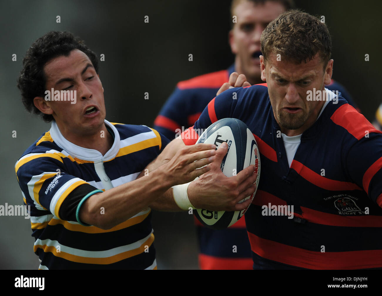 Saint Mary's Gaels Kevin Swiryn, #12, schützt den Ball aus California Golden Bears Andrew Mase, #9, in der 1. Hälfte des das Halbfinale der 2008 College National Championship auf Freitag, 2. Mai 2008 im Steuber Rugby-Stadion an der Stanford University in Palo Alto, Kalifornien Cal besiegt St. Marien 41-31 und Forderungen an Nationalmeisterschaft Spiel morgen. (Jose Carlos Fajardo/Contr Stockfoto
