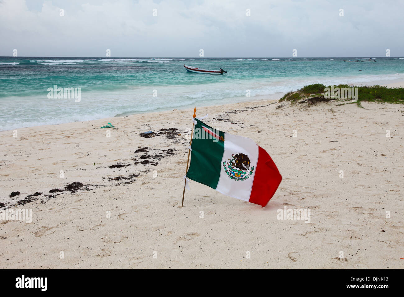 Eine mexikanische Flagge am Strand bei Riviera Maya Cancun Quintana Roo Yucatan Halbinsel Mexiko Nordamerika Stockfoto
