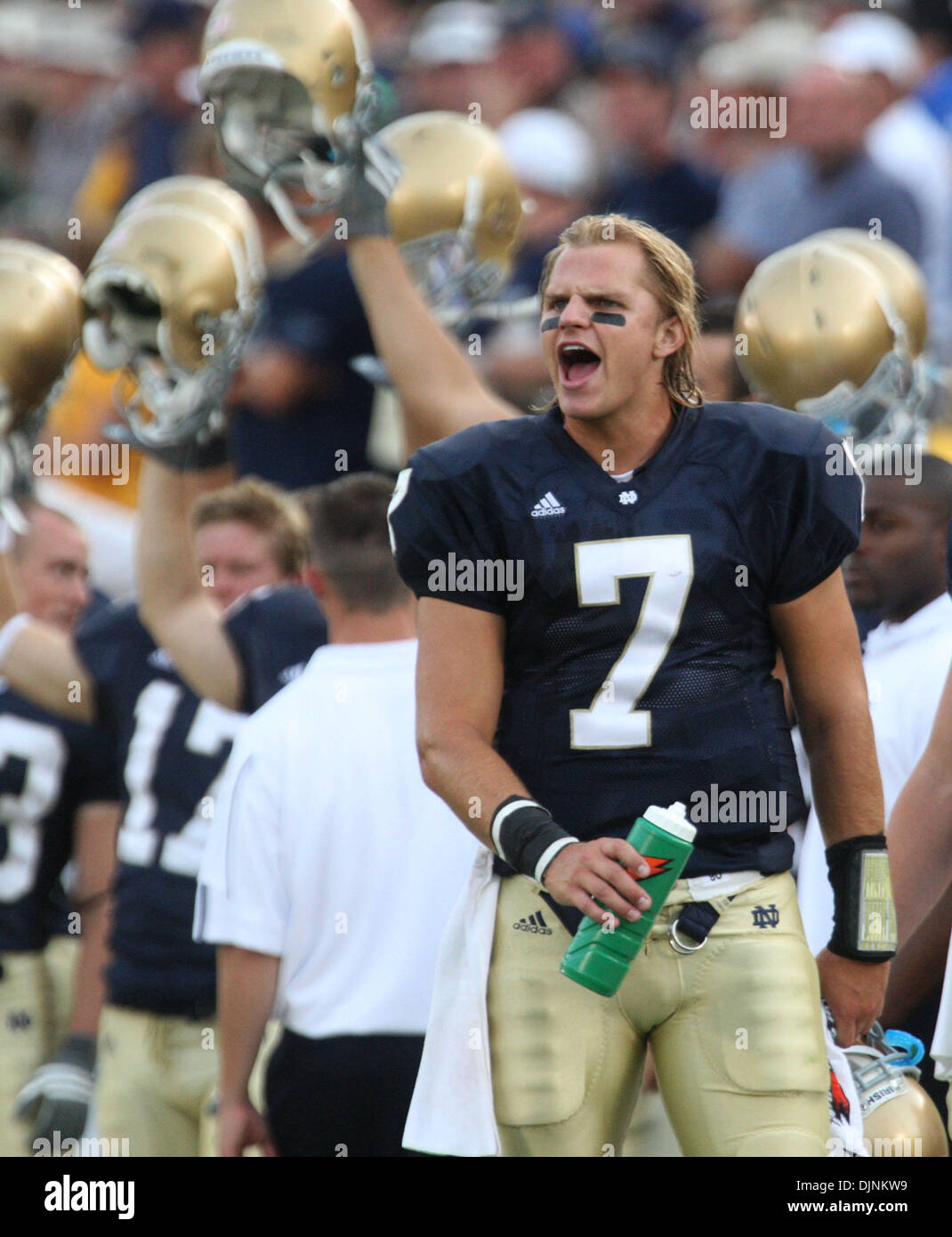 Sept. 06, 2008 - SOUTH BEND, INDIANA, USA - University of Notre Dame Quarterback Jimmy Clausen, hier in seinem zweiten Jahr gesehen wird seinem letzten Jahr am College zu umgehen und geben Sie der 2010 NFL Draft, die am 22. April beginnt. (Kredit-Bild: © Jim Z. Fahrer/South Bend Tribune/ZUMA Press) Stockfoto