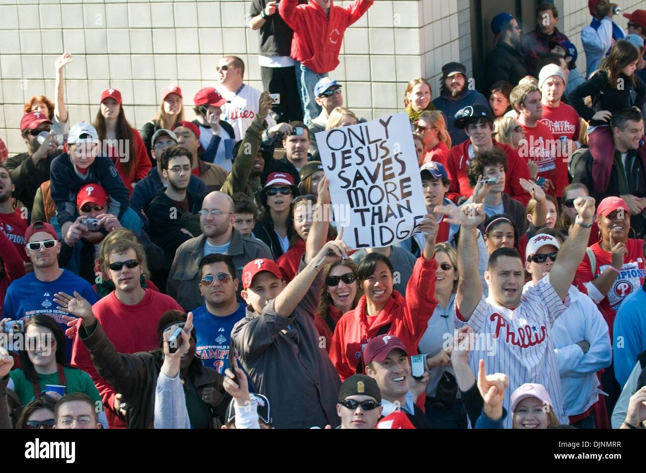 31. Oktober 2008 passieren - Philadelphia, Pennsylvania, USA - Crowd Schuss von Philly Fans auf der Broad Street, wo die Parade feiert der 2008 World Series Championship gewinnen von den Philadelphia Phillies.  (Kredit-Bild: © Ricky Fitchett/ZUMA Press) Stockfoto