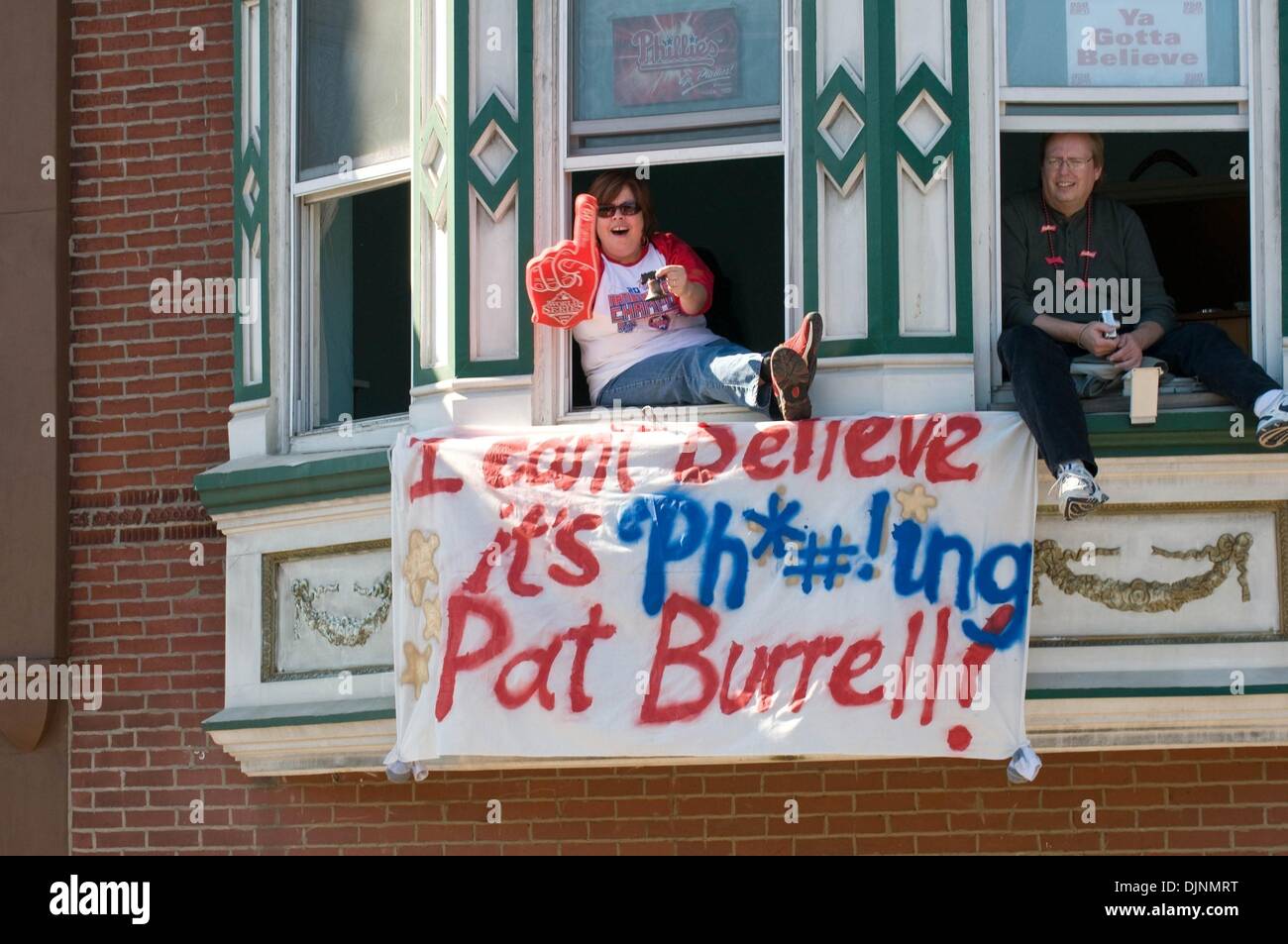 31. Oktober 2008 passieren - Philadelphia, Pennsylvania, USA - Crowd Schuss von Philly Fans auf der Broad Street, wo die Parade feiert der 2008 World Series Championship gewinnen von den Philadelphia Phillies.  (Kredit-Bild: © Ricky Fitchett/ZUMA Press) Stockfoto