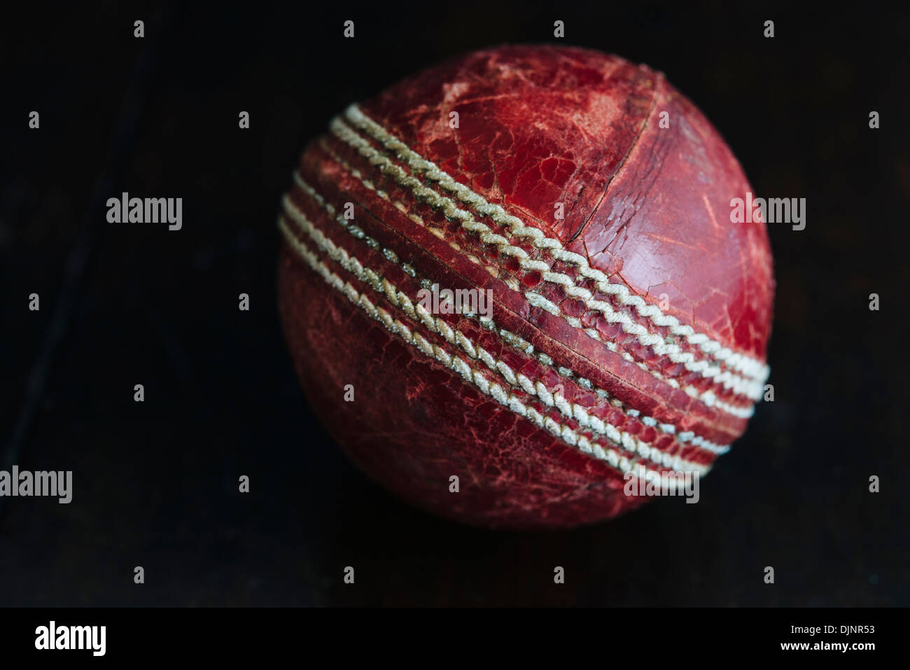 Alten Cricketball auf schwarzem Hintergrund Stockfoto