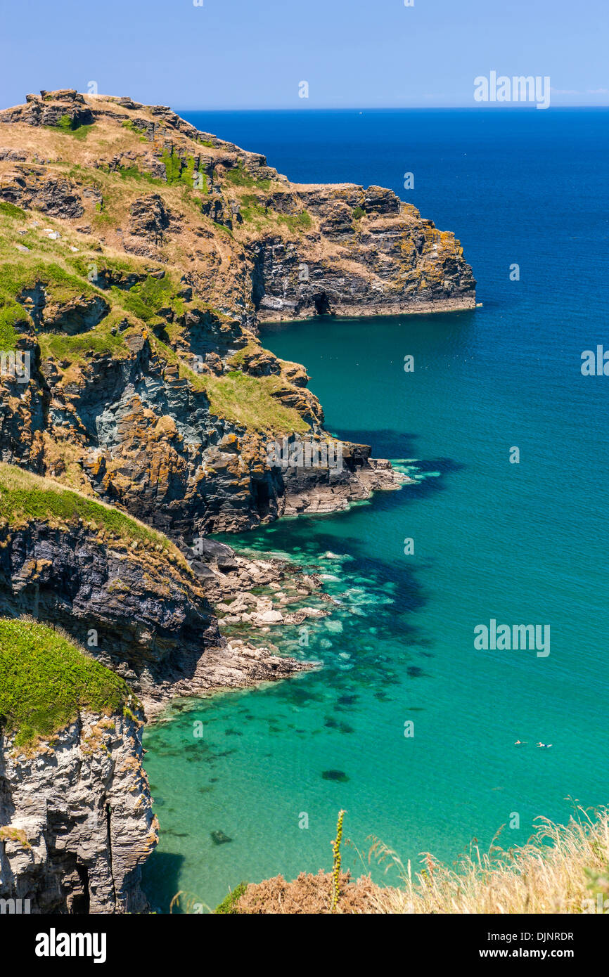 Blick über Bossiney Haven an der Nordküste von Cornwall, England, UK, Europa. Stockfoto