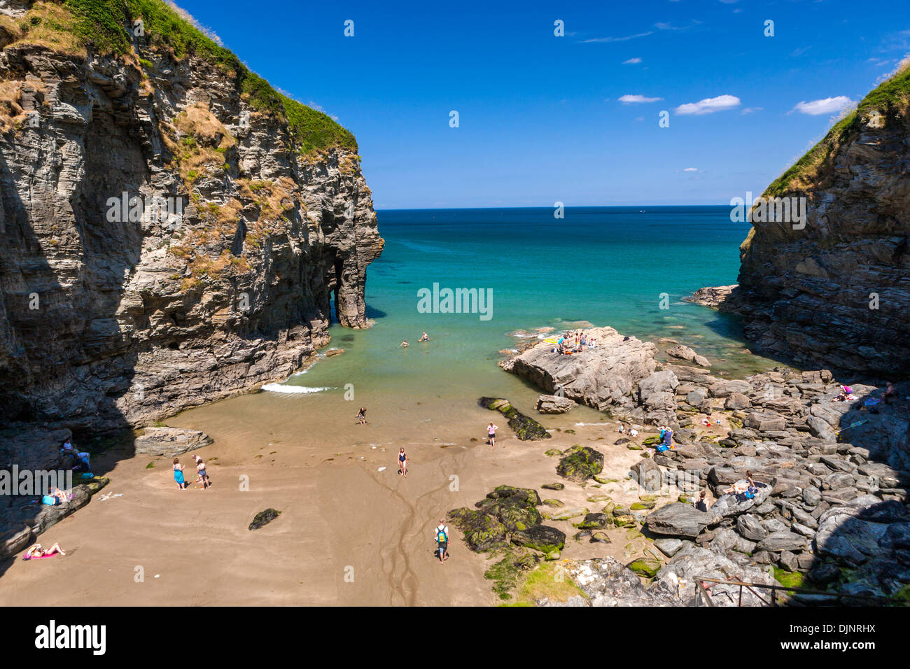 Blick über Bossiney Haven an der Nordküste von Cornwall, England, UK, Europa. Stockfoto