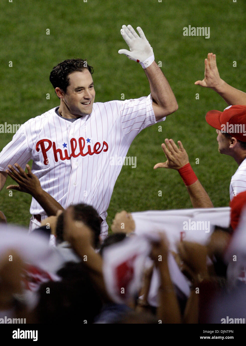 9. Oktober 2008 - Philadelphia, Pennsylvania, USA - Phillies PAT BURRELL feiert seinen 6. Inning Homer in Spiel 1 von NLCS im Citizens Bank Park. (Kredit-Bild: © David Maialetti/Philadelphia DailyNews/ZUMA Press) Stockfoto