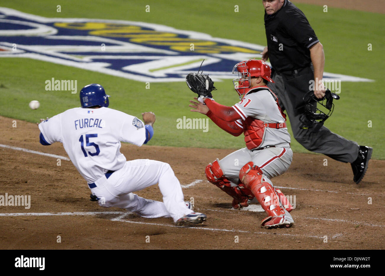 13. Oktober 2008 - Los Angeles, Kalifornien, USA - Los Angeles Dodgers RAFAEL FURCAL, links, Noten wie die Kugel wird Philadelphia Phillies Catcher CARLOS Ruiz ein wenig zu spät im fünften Inning während NLCS Spiel 4 im Dodger Stadium. (Kredit-Bild: © Dave Maialetti/Philadelphia DailyNews/ZUMA Press) Stockfoto