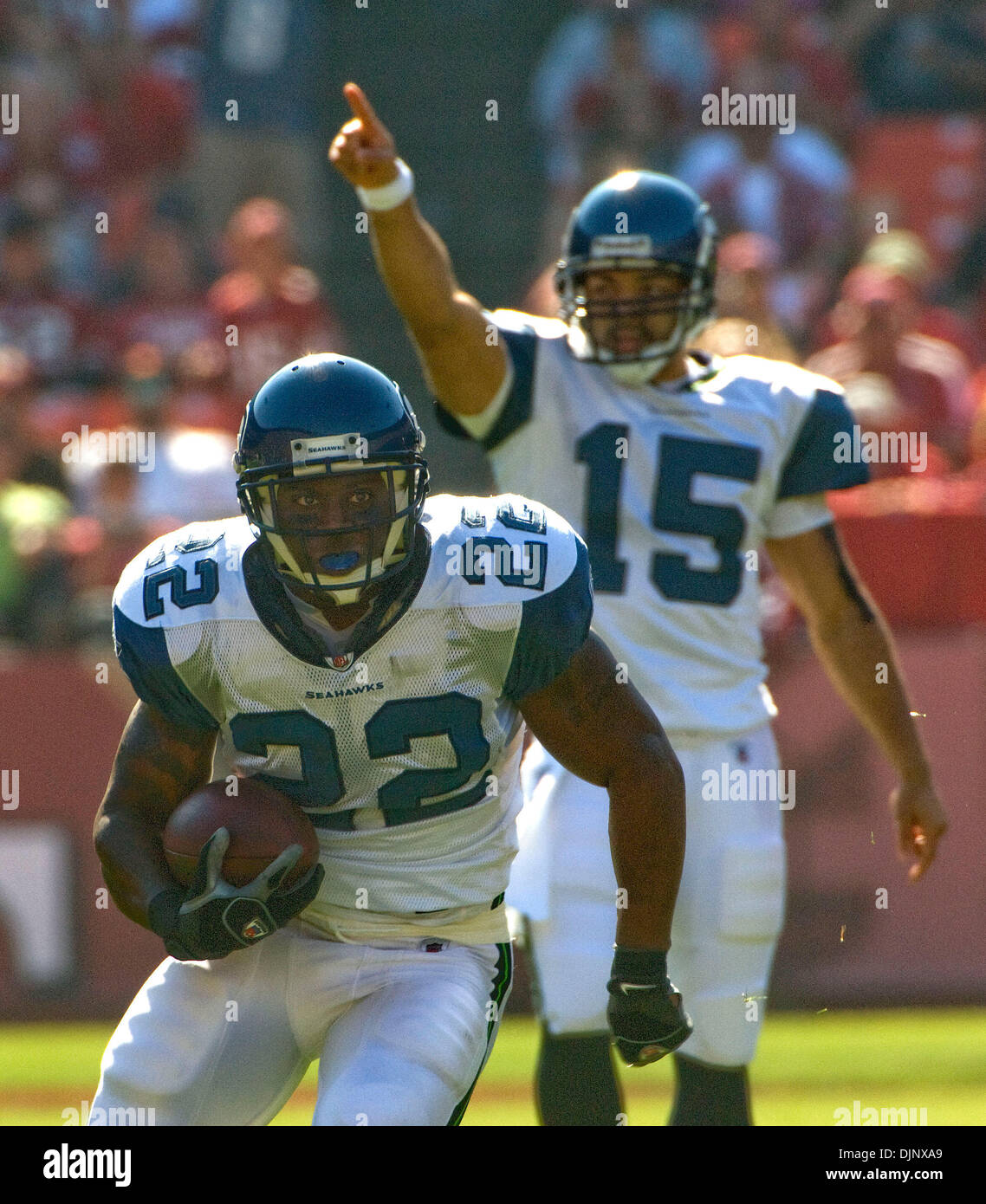 26. Oktober 2008 - San Francisco, Kalifornien - San Francisco 49ers Vs Seattle Seahawks im Monster PARK Sonntag, 26. Oktober 2008. Seattle Seahawks quarterback Seneca Wallace #15 Punkte die für Julius Jones #22 war. (Kredit-Bild: © Al Golub/ZUMApress.com) Stockfoto