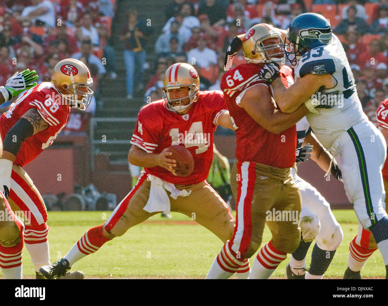 26. Oktober 2008 - San Francisco, Kalifornien - San Francisco 49ers Vs Seattle Seahawks im Monster PARK Sonntag, 26. Oktober 2008. San Francisco 49ers quarterback j.t. O'Sullivan #14 spürt den Druck von der Seahawks Verteidigung. (Kredit-Bild: © Al Golub/ZUMApress.com) Stockfoto