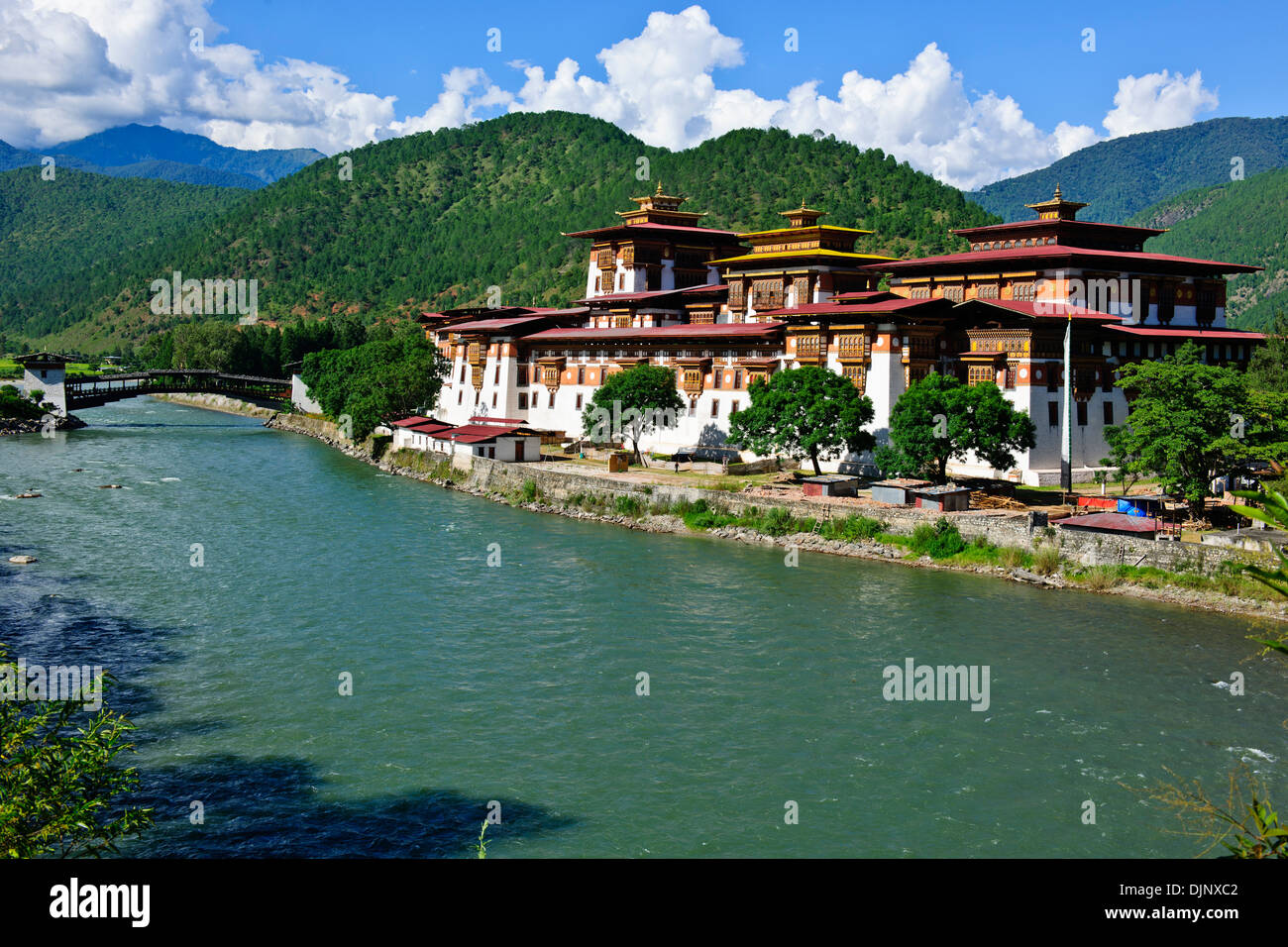 Punakha Dzong, den Kopf des Klerus von Bhutan mit seinem Gefolge der buddhistischen Mönche verbringen den Winter in dieser Dzong, Umgebung Stockfoto