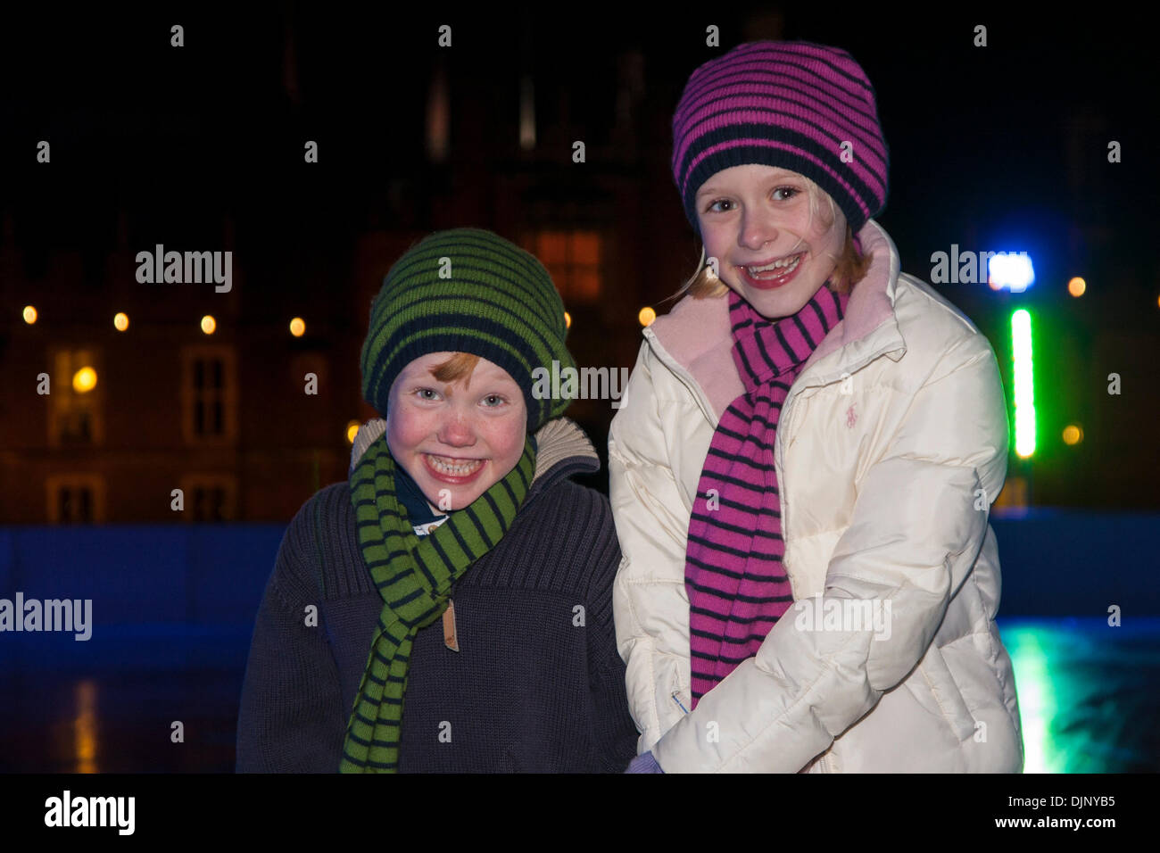 Eisläufer Tabitha Barlow, 8 und Albie Barlow, 5, testen Sie die Hampton Court Palace Eisbahn vor der Eröffnung für die Öffentlichkeit am Samstag, 30. November bis 13. Januar Stockfoto