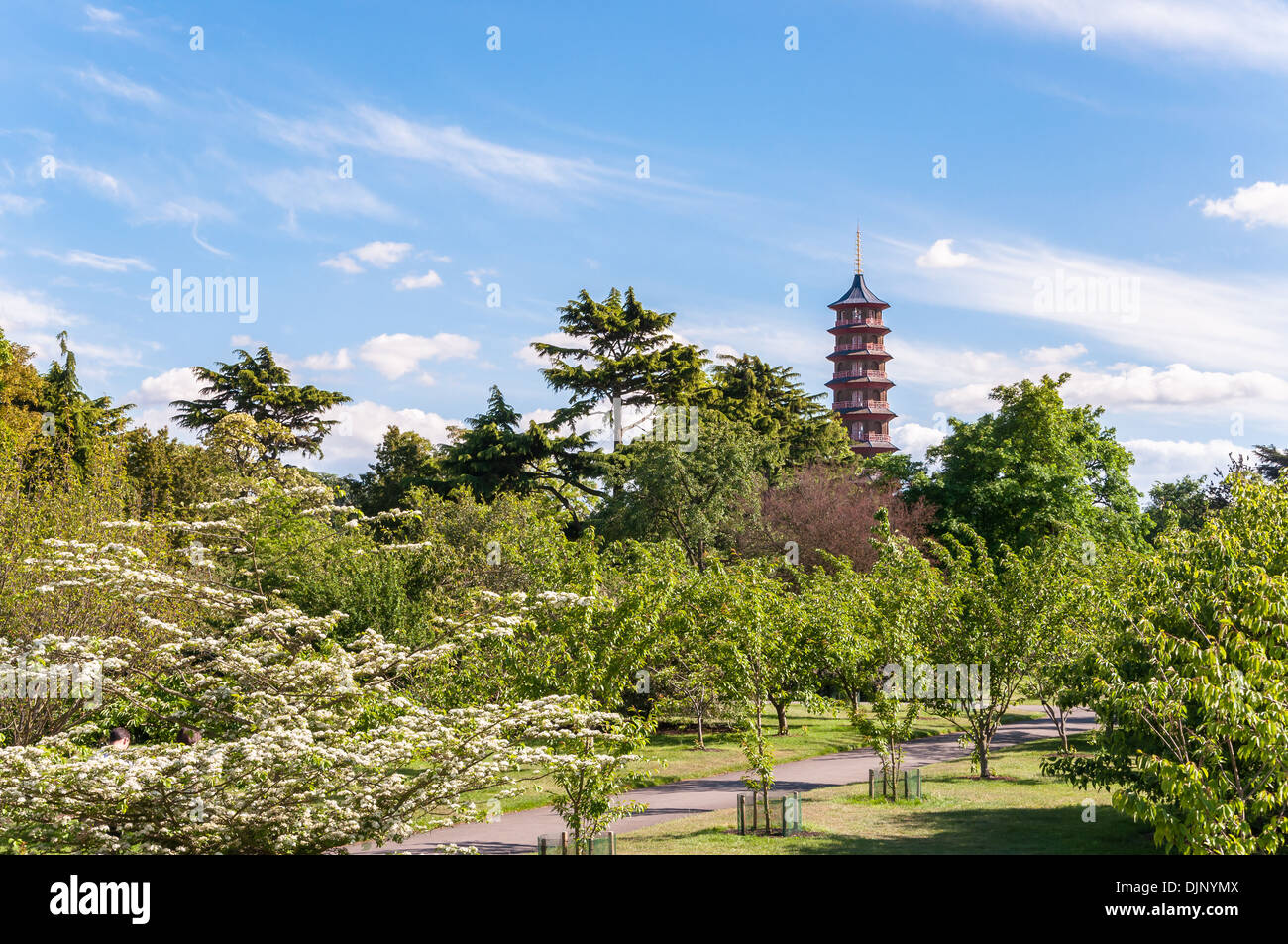 Bäume, Bowlingbahn und Pagode im Royal Botanic Gardens, Kew, London, England. Stockfoto