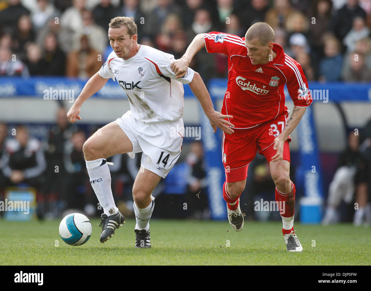 Bolton Wanderers Kevin Davies und Martin Skrtel von Liverpool (Kredit-Bild: © Fotograf/Cal-Sport-Medien) Stockfoto