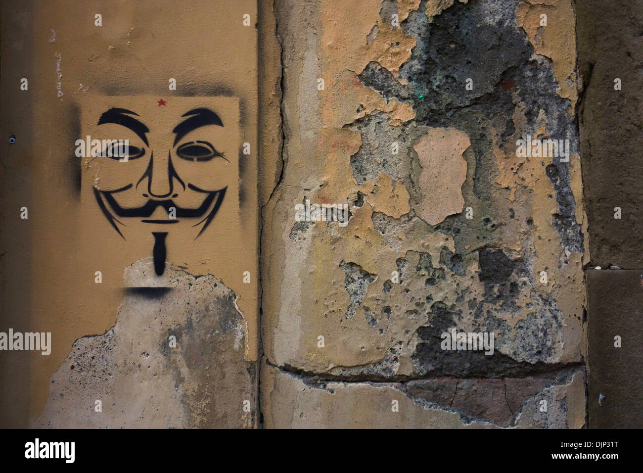 Reisen Europa. Schablone Graffiti von Anonymous Maske Stockfoto