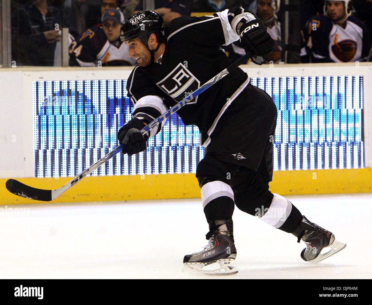 6. April 2008 Spielergebnisse - Los Angeles, Kalifornien - Los Angeles Kings Jarret Stoll (28) ein Tor in der dritten Periode wie die Könige schlagen die Thrashers 3-1 während eines NHL-Eishockey im Staples Center auf Dienstag, 12. Oktober 2010, in Los Angeles. (SGVN/Personal Foto von Keith Birmingham/Sport) (Kredit-Bild: © San Gabriel Valley Tribune/ZUMApress.com) Stockfoto