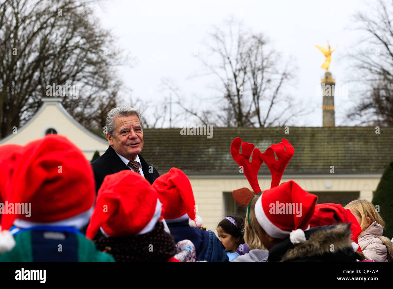 Berlin, Deutschland. 29. November 2013. Übergabe-Zeremonie der beleuchteten Weihnachtsbaum im Innenhof des Schloss Bellevue durch Bundespräsident Joachim Gauck und Daniela Schadt, deutsche First Lady, begleitet vom Chor der Schüler von der Grundschule in Columbus. / Bild: Präsident Joachin Gauck Deutsch, gemeinsam mit den Schülern der Kolumbus-Grundschule in Berlin, am 29. November, 2013.Photo: Reynaldo Paganelli/NurPhoto Credit: Reynaldo Paganelli/NurPhoto/ZUMAPRESS.com/Alamy Live News Stockfoto