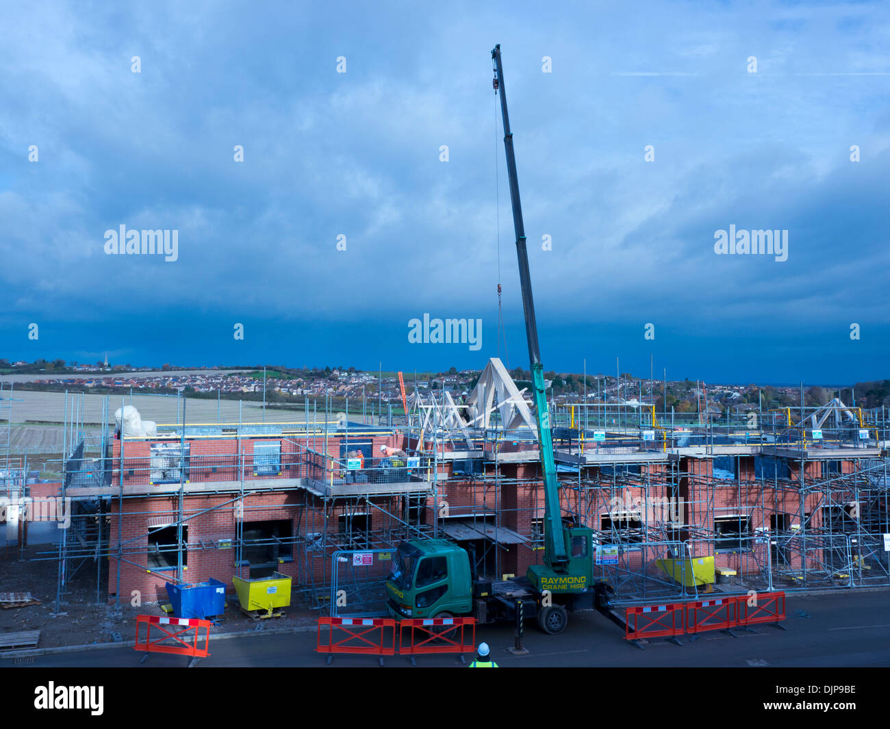 Installation der Dachstuhl auf neue Wohnhaus, Grantham, Lincolnshire, England Stockfoto