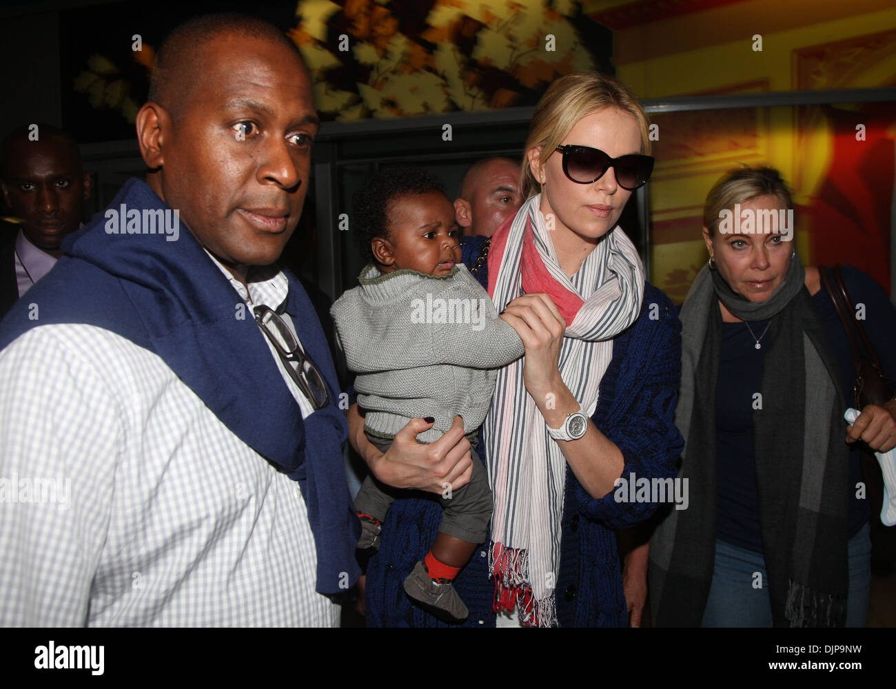 Charlize Theron Wird 50: Ihr Signature Style Wandel – Was Sie Vorher Und Jetzt Trägt! - tnyfqx0