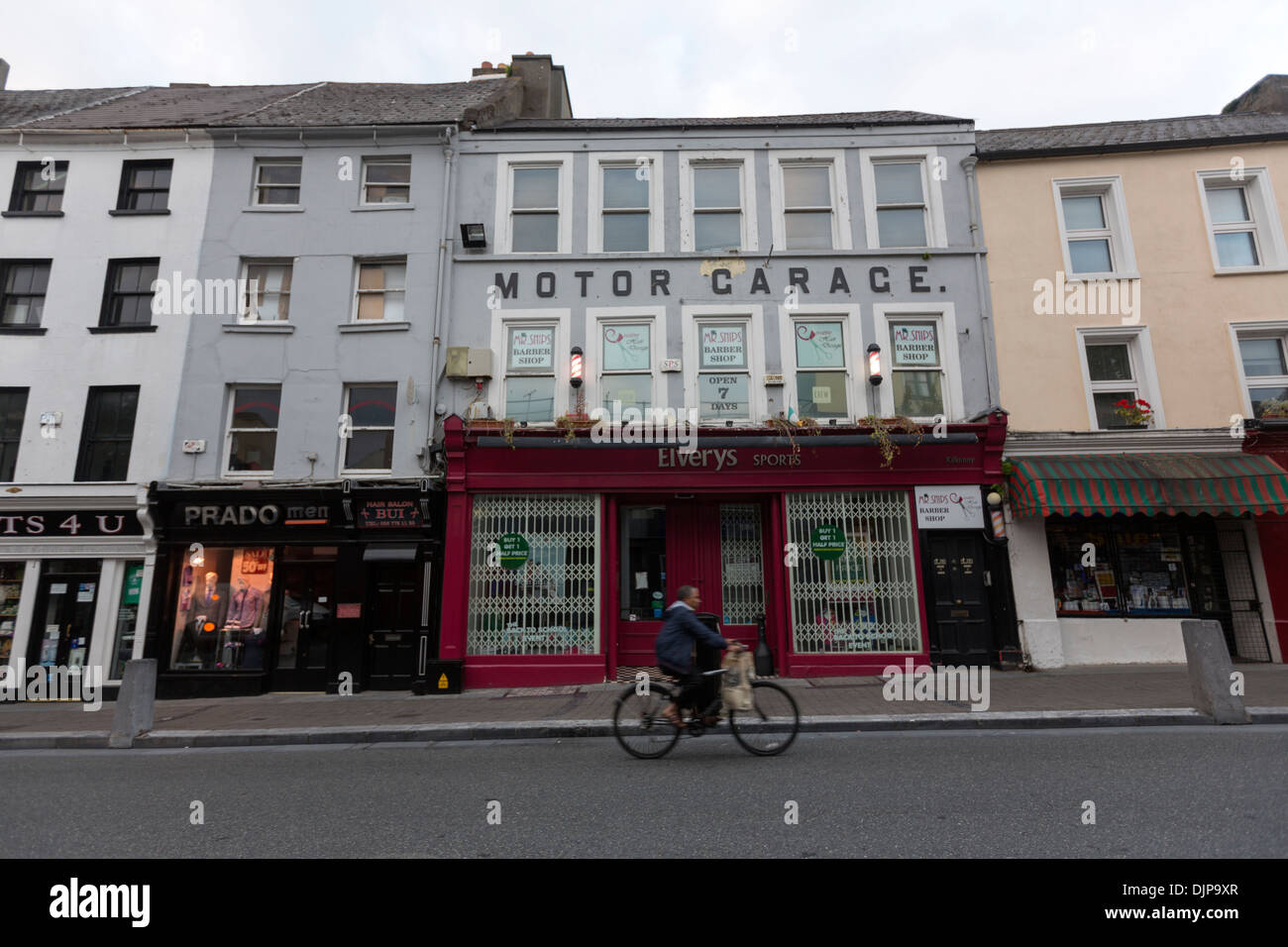 Radfahrer in Kilkenny High Street Stockfoto